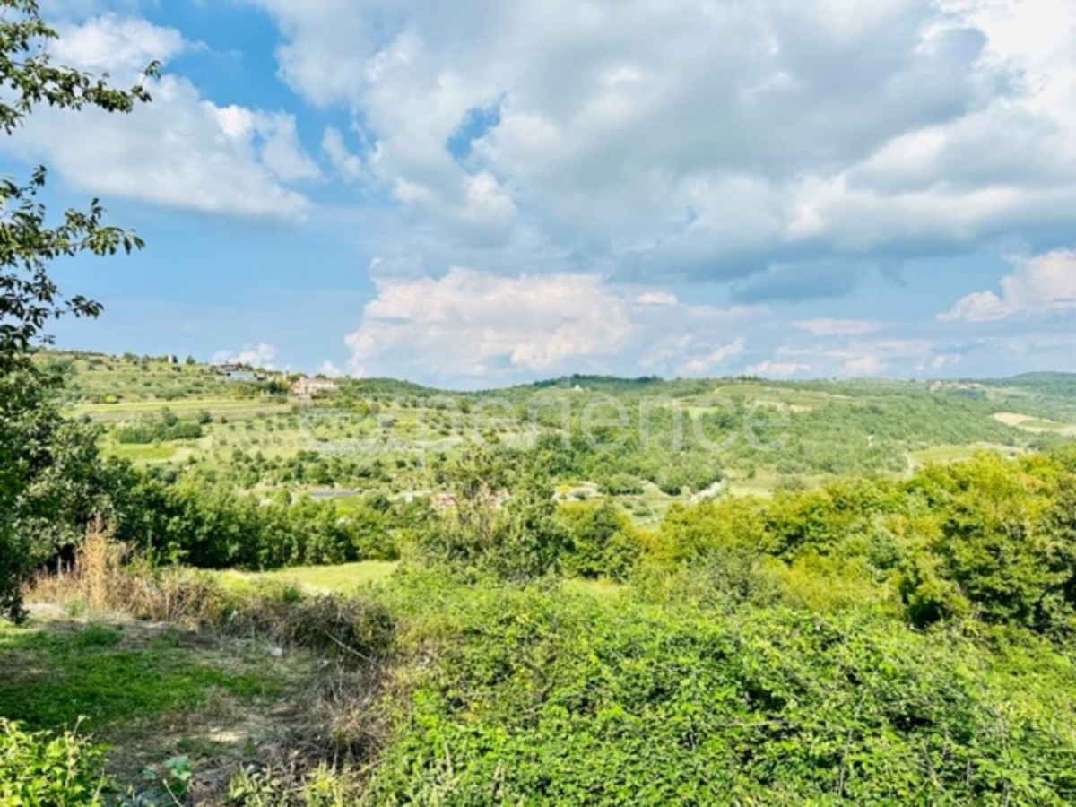Casa in pietra con piscina: una combinazione di fascino storico e design moderno!