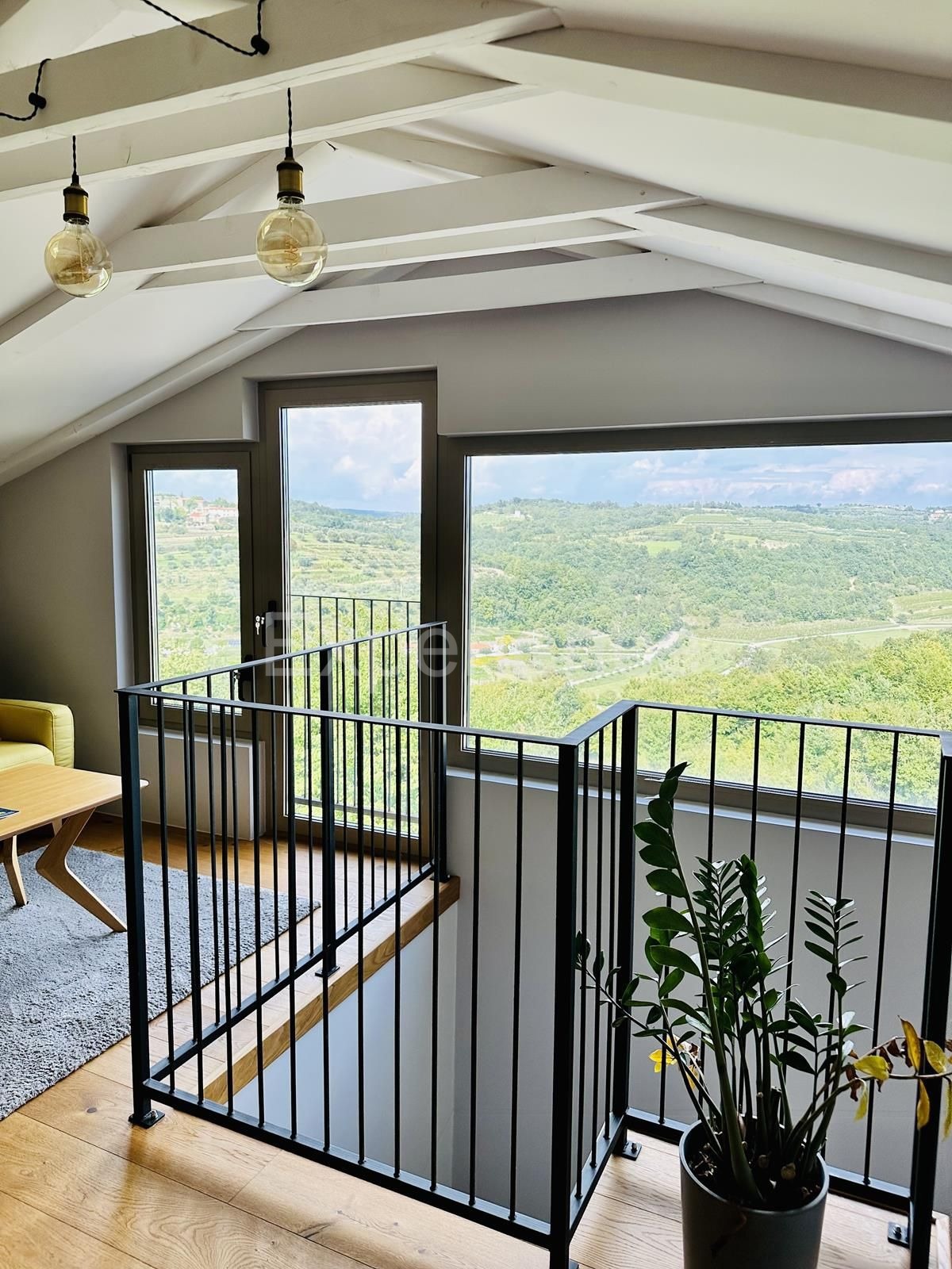 Casa in pietra con piscina: una combinazione di fascino storico e design moderno!