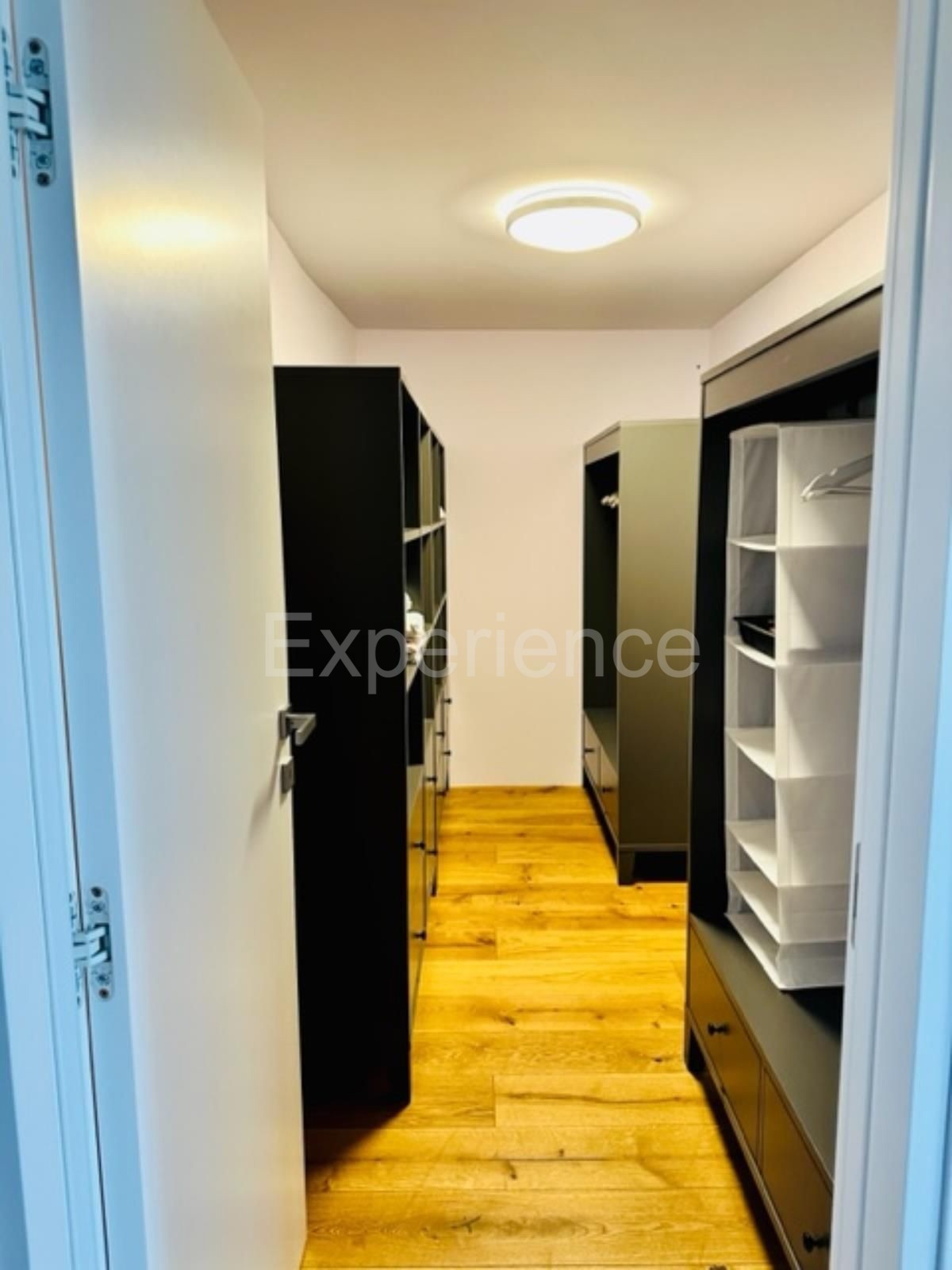 Casa in pietra con piscina: una combinazione di fascino storico e design moderno!