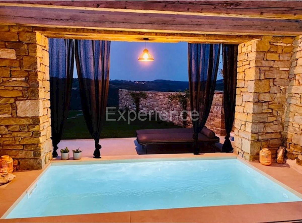 Casa in pietra con piscina: una combinazione di fascino storico e design moderno!