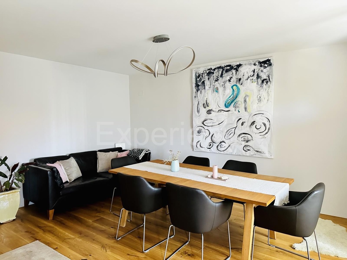 Casa in pietra con piscina: una combinazione di fascino storico e design moderno!