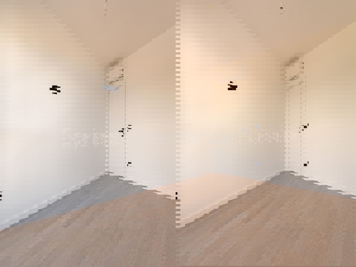 ISTRIA, Umago - appartamento in un nuovo edificio con garage, 3. piano, ASCENSORE!