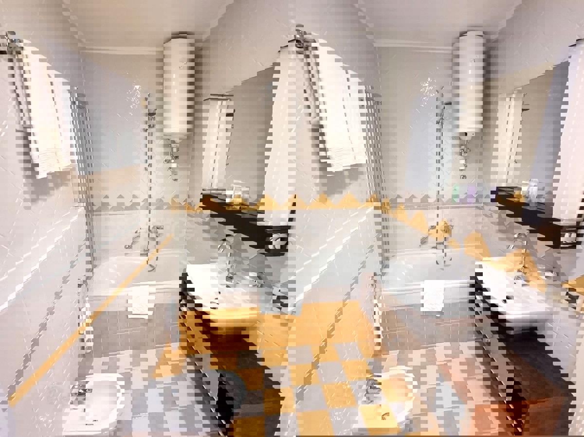 POSIZIONE ESCLUSIVA! Crveni Vrh - appartamento con spaziosa terrazza, a 130 metri dal mare!