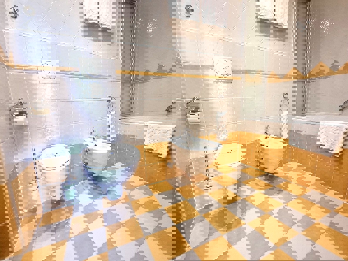 POSIZIONE ESCLUSIVA! Crveni Vrh - appartamento con spaziosa terrazza, a 130 metri dal mare!