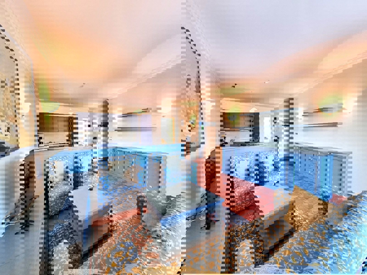 POSIZIONE ESCLUSIVA! Crveni Vrh - appartamento con spaziosa terrazza, a 130 metri dal mare!