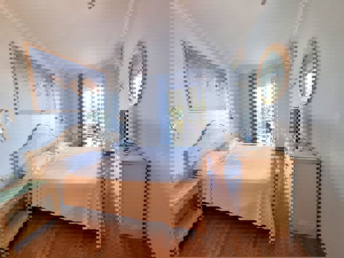 POSIZIONE ESCLUSIVA! Crveni Vrh - appartamento con spaziosa terrazza, a 130 metri dal mare!