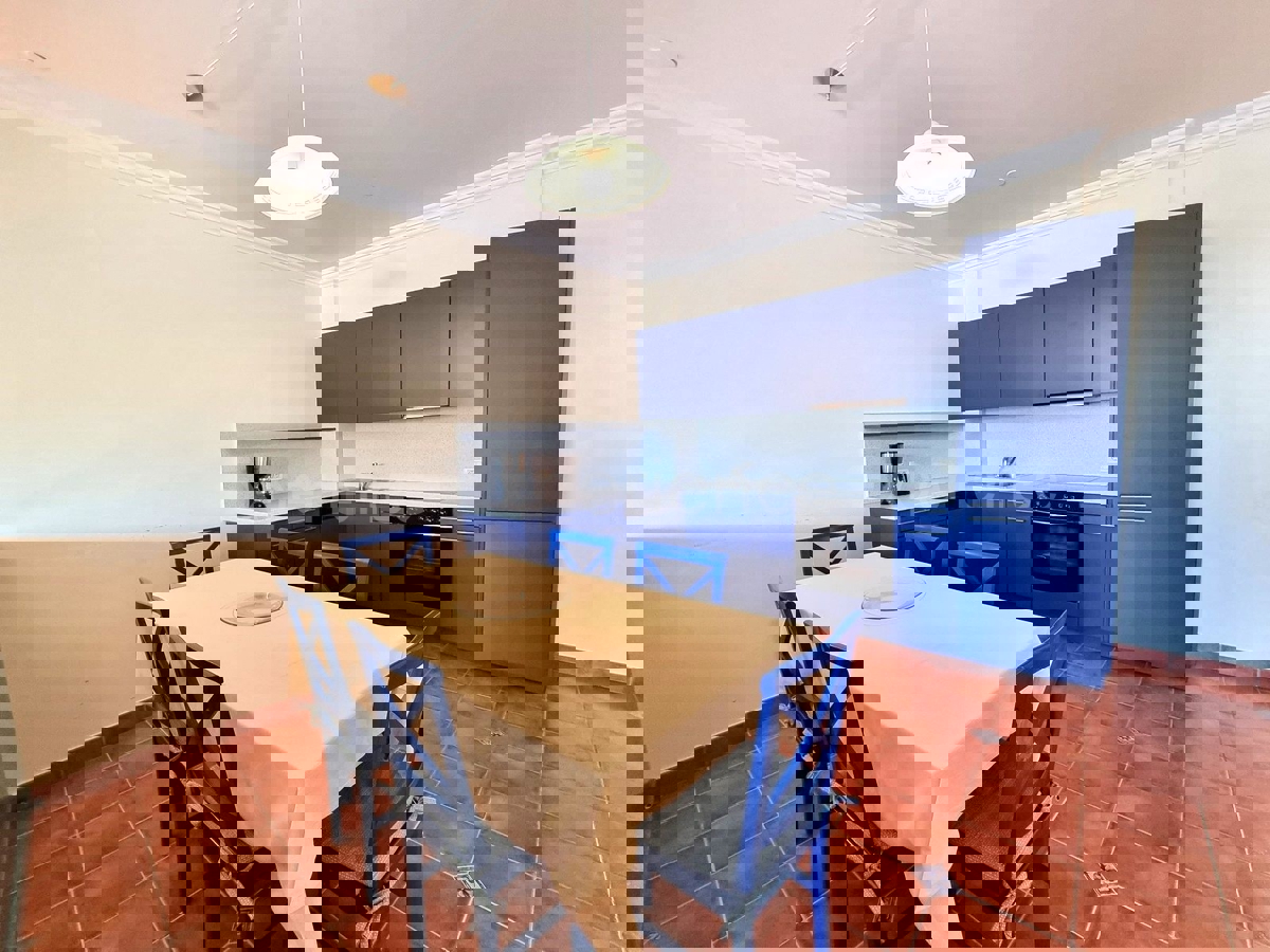 POSIZIONE ESCLUSIVA! Crveni Vrh - appartamento con spaziosa terrazza, a 130 metri dal mare!