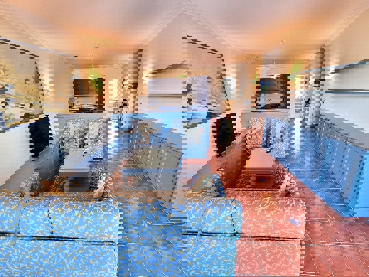 POSIZIONE ESCLUSIVA! Crveni Vrh - appartamento con spaziosa terrazza, a 130 metri dal mare!