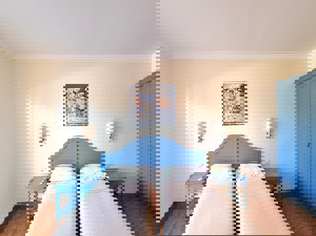 POSIZIONE ESCLUSIVA! Crveni Vrh - appartamento con spaziosa terrazza, a 130 metri dal mare!