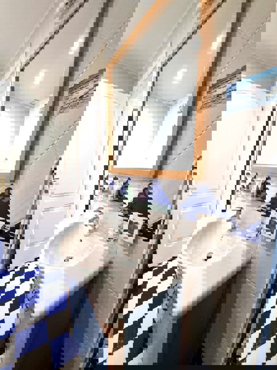 POSIZIONE ESCLUSIVA! Crveni Vrh - appartamento con spaziosa terrazza, a 130 metri dal mare!