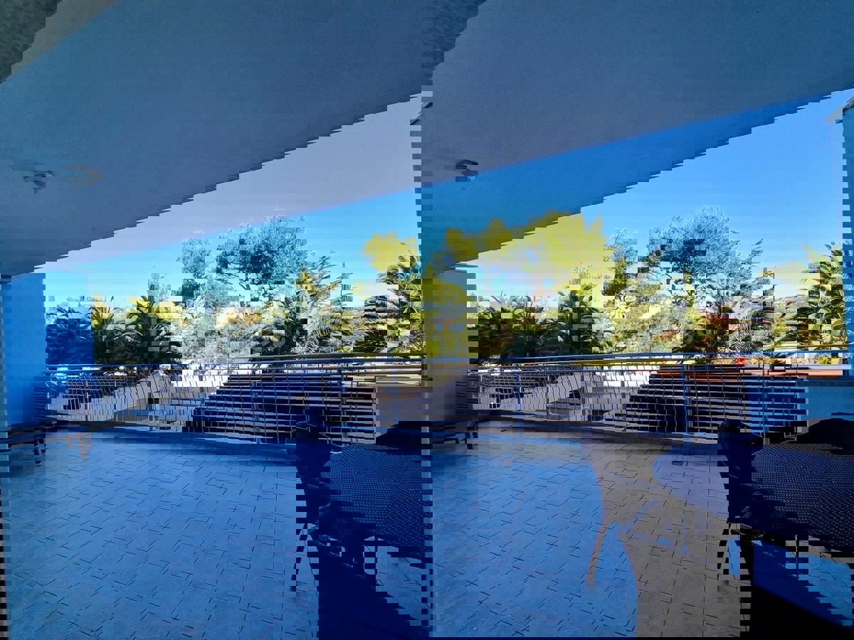 POSIZIONE ESCLUSIVA! Crveni Vrh - appartamento con spaziosa terrazza, a 130 metri dal mare!