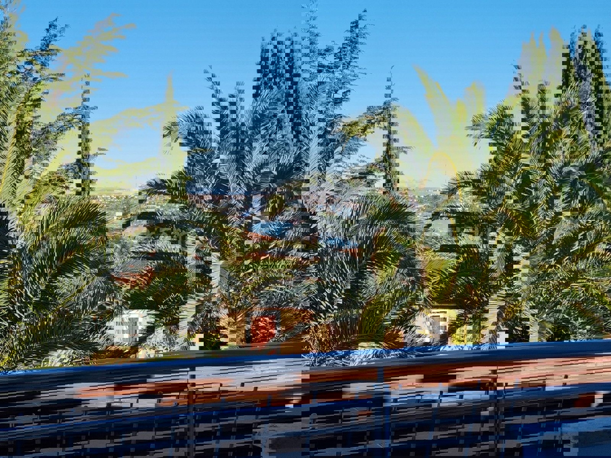 POSIZIONE ESCLUSIVA! Crveni Vrh - appartamento con spaziosa terrazza, a 130 metri dal mare!