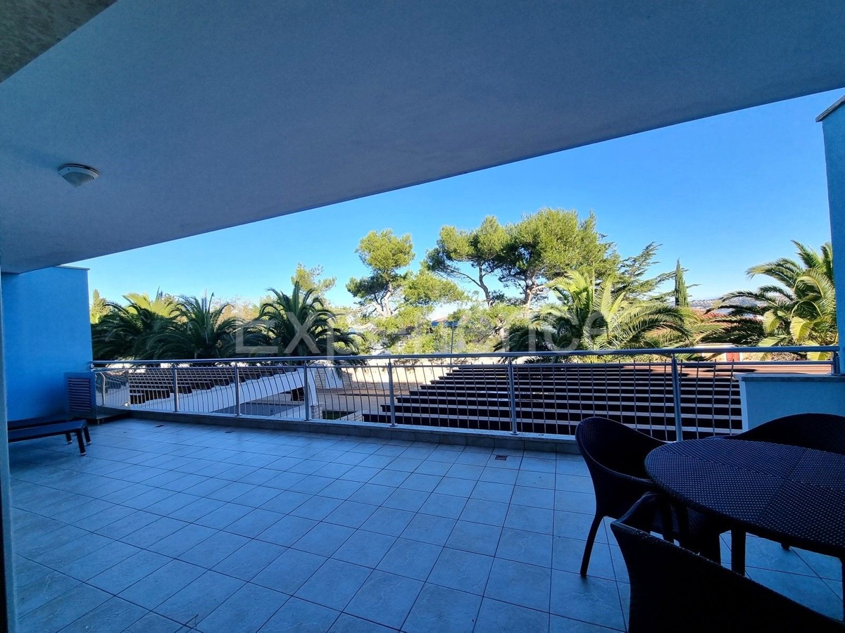 POSIZIONE ESCLUSIVA! Crveni Vrh - appartamento con spaziosa terrazza, a 130 metri dal mare!