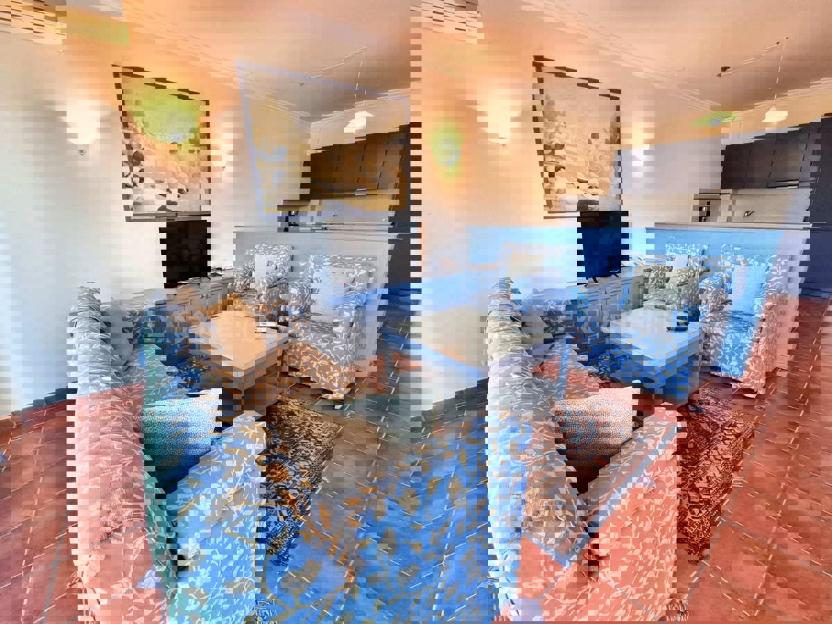 POSIZIONE ESCLUSIVA! Crveni Vrh - appartamento con spaziosa terrazza, a 130 metri dal mare!