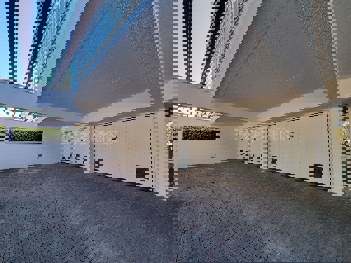 POSIZIONE ESCLUSIVA! Crveni Vrh - appartamento con spaziosa terrazza, a 130 metri dal mare!