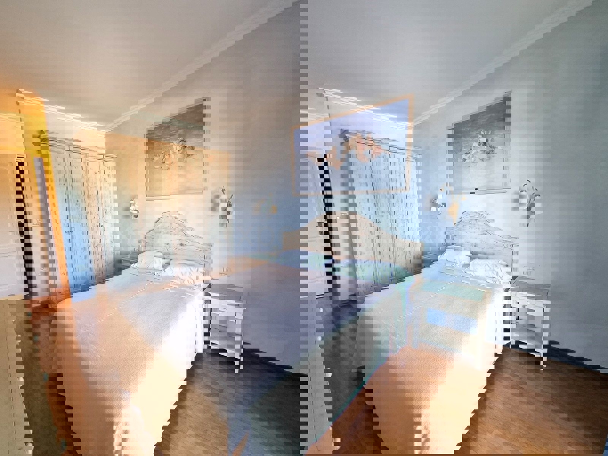 POSIZIONE ESCLUSIVA! Crveni Vrh - appartamento con spaziosa terrazza, a 130 metri dal mare!