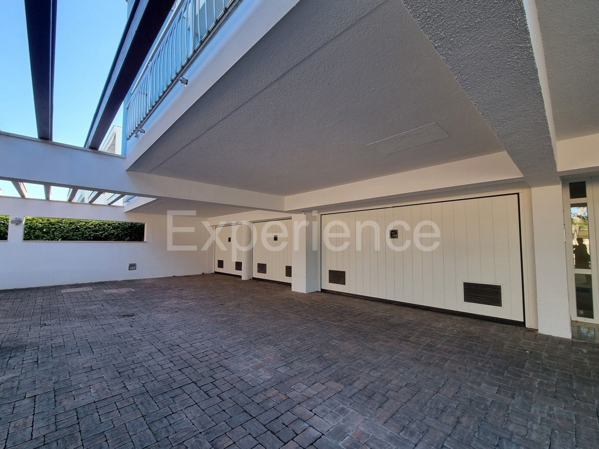 POSIZIONE ESCLUSIVA! Crveni Vrh - appartamento con spaziosa terrazza, a 130 metri dal mare!