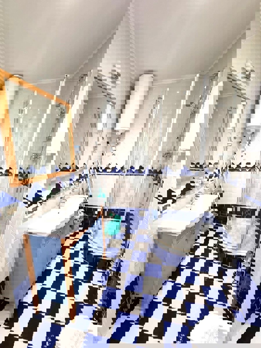 POSIZIONE ESCLUSIVA! Crveni Vrh - appartamento con spaziosa terrazza, a 130 metri dal mare!