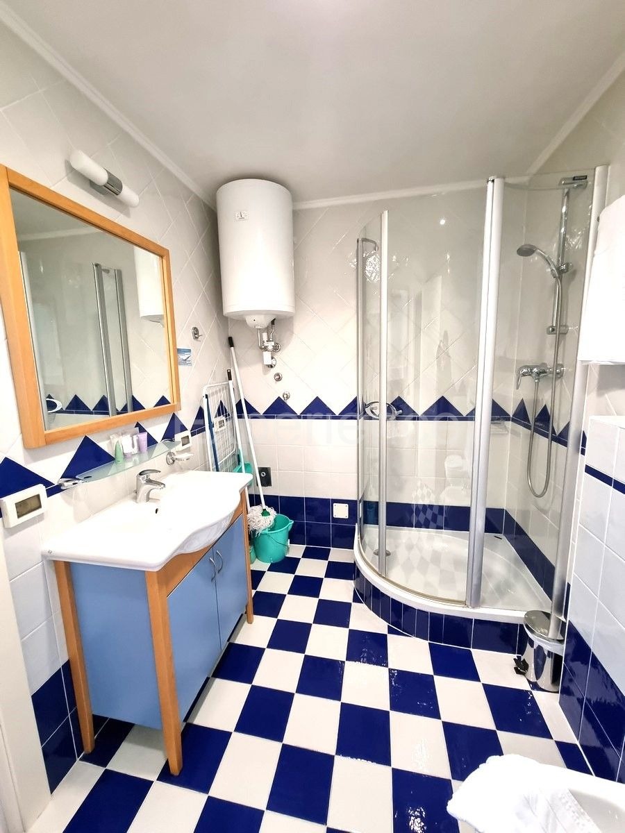 POSIZIONE ESCLUSIVA! Crveni Vrh - appartamento con spaziosa terrazza, a 130 metri dal mare!