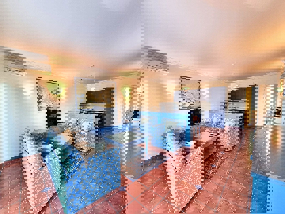 POSIZIONE ESCLUSIVA! Crveni Vrh - appartamento con spaziosa terrazza, a 130 metri dal mare!