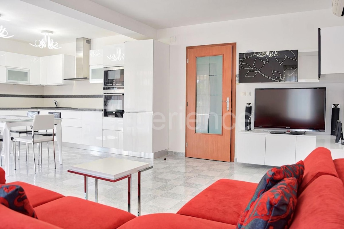 Trilocale arredato a 300 m dal mare con terrazza e garage