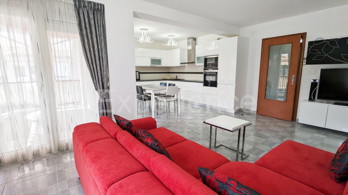 Trilocale arredato a 300 m dal mare con terrazza e garage