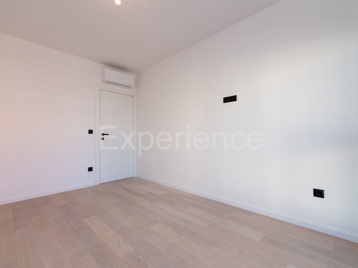 ISTRIA, Umago - appartamento con ampio balcone (10,22 m²), 1. piano, ASCENSORE!