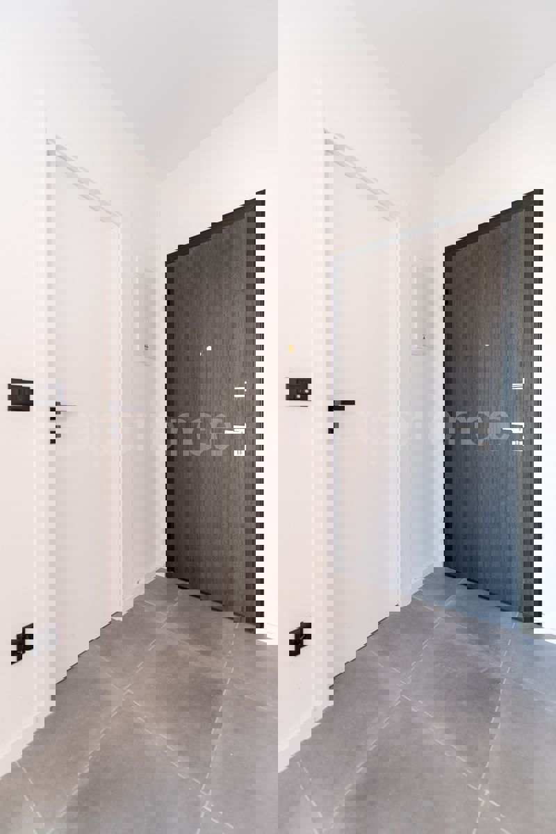 ISTRIA, Umago - appartamento con ampio balcone (10,22 m²), 1. piano, ASCENSORE!