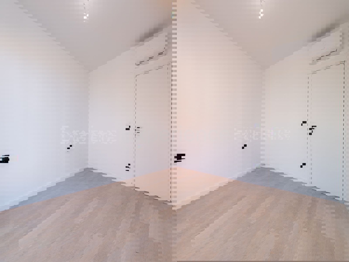 ISTRIA, Umago - appartamento con ampio balcone (10,22 m²), 1. piano, ASCENSORE!