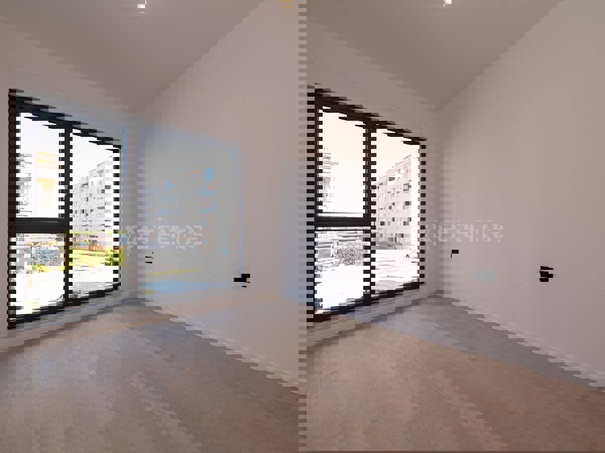 ISTRIA, Umago - appartamento con ampio balcone (10,22 m²), 1. piano, ASCENSORE!