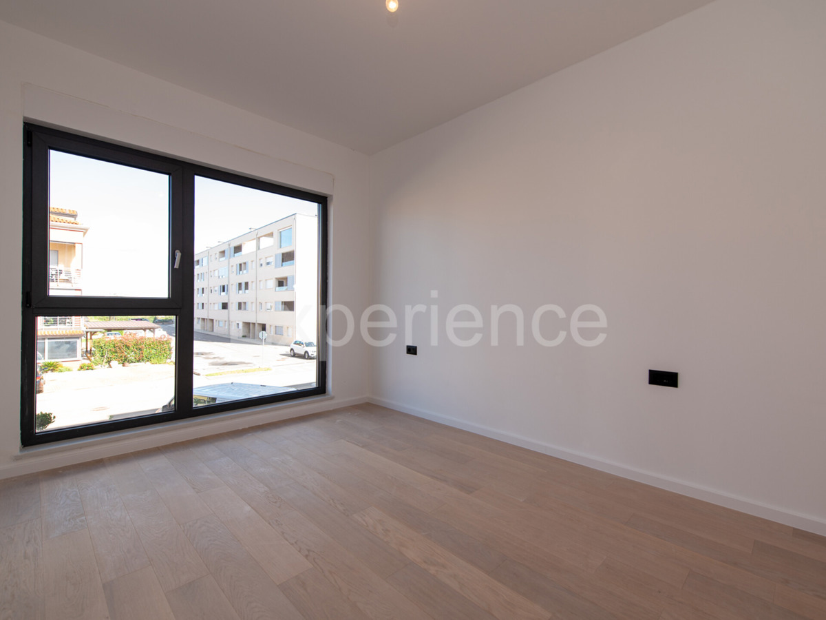 ISTRIA, Umago - appartamento con ampio balcone (10,22 m²), 1. piano, ASCENSORE!