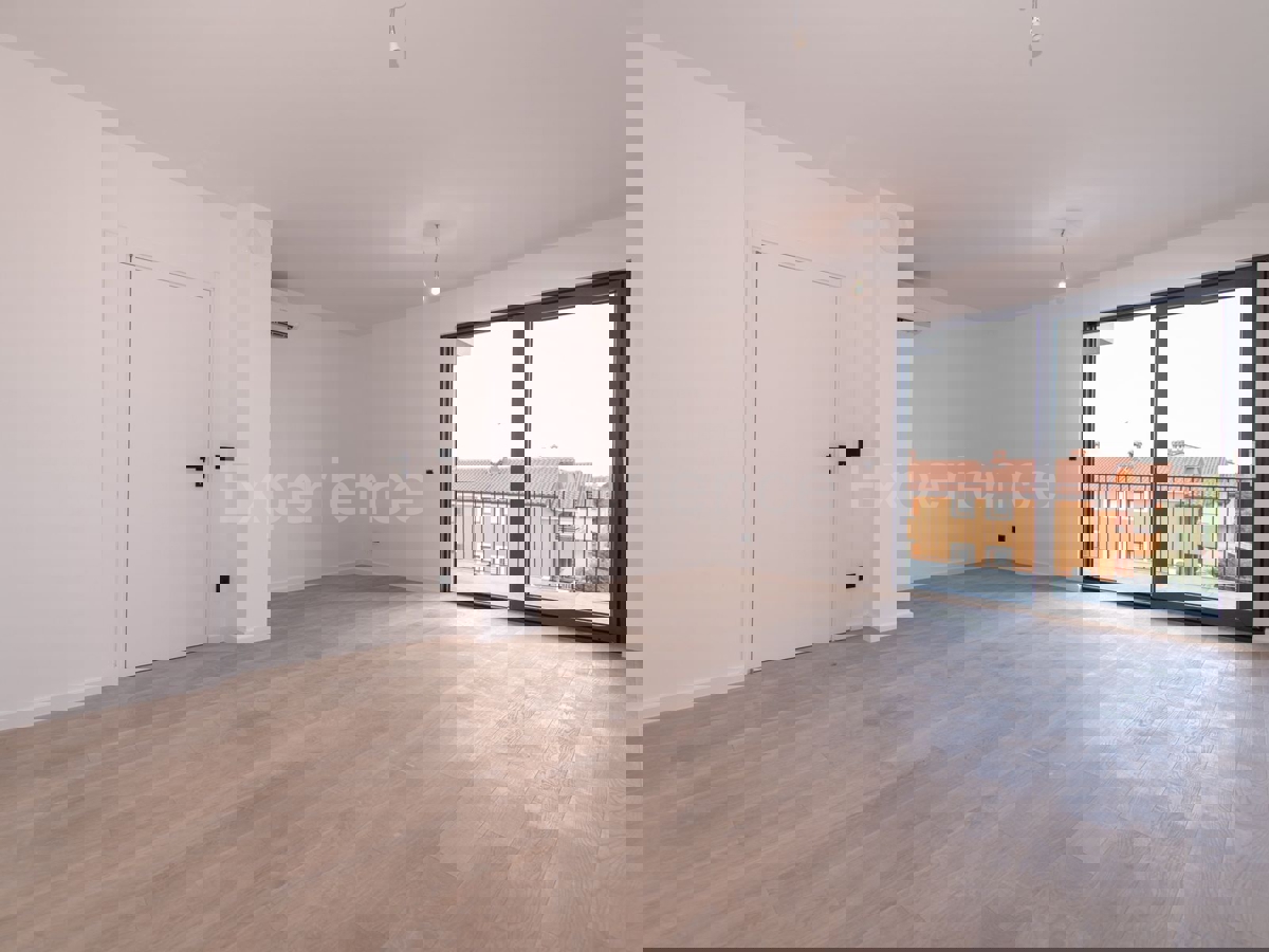 ISTRIA, Umago - appartamento con ampio balcone (10,22 m²), 1. piano, ASCENSORE!