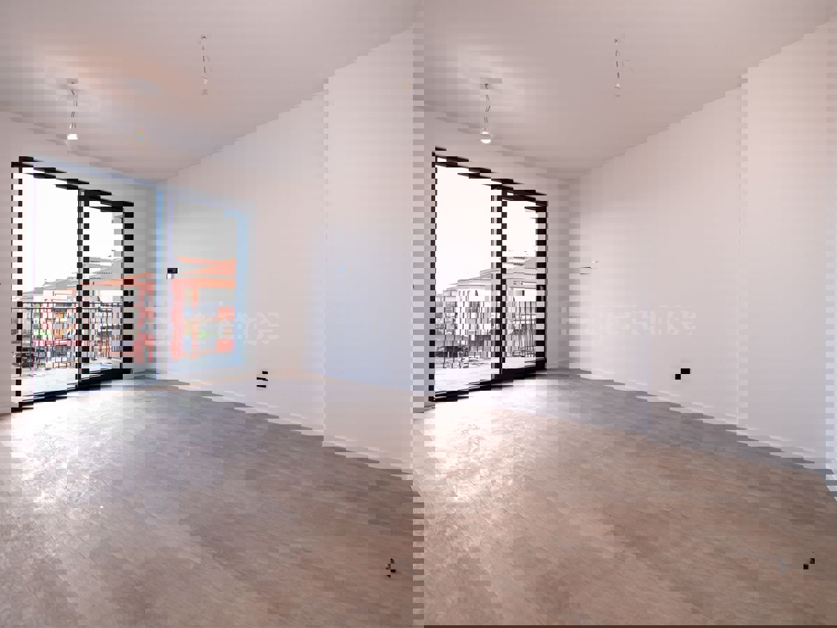 ISTRIA, Umago - appartamento con ampio balcone (10,22 m²), 1. piano, ASCENSORE!