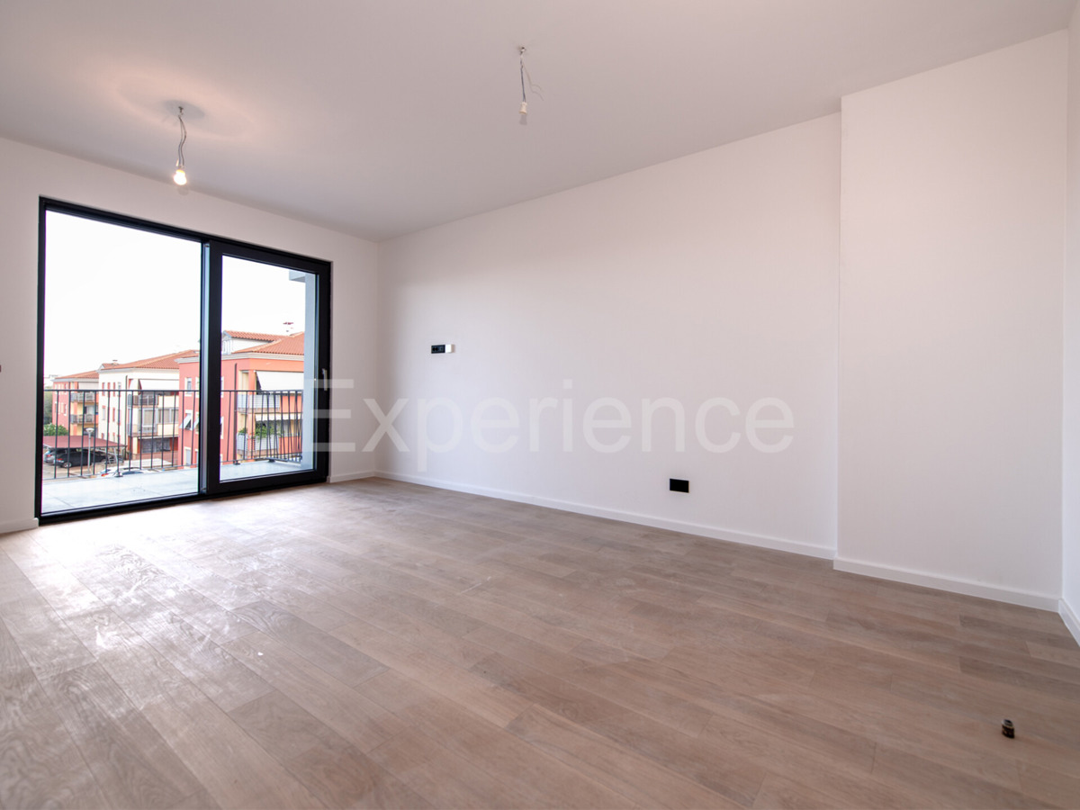 ISTRIA, Umago - appartamento con ampio balcone (10,22 m²), 1. piano, ASCENSORE!