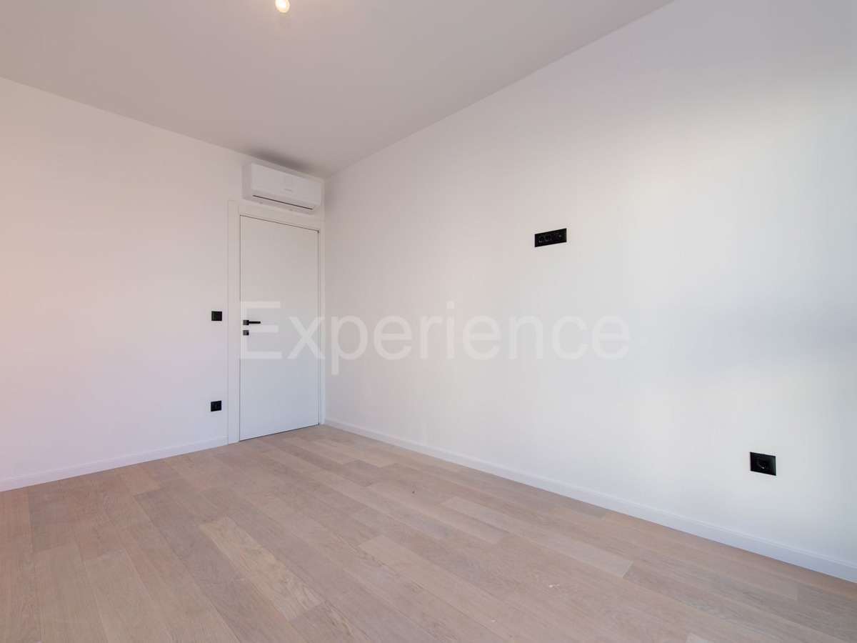 ISTRIA, Umago - appartamento con ampio balcone (10,22 m²), 1. piano, ASCENSORE!