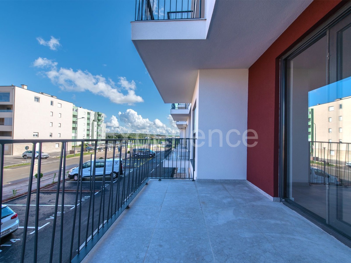 ISTRIA, Umago - appartamento con ampio balcone (10,22 m²), 1. piano, ASCENSORE!