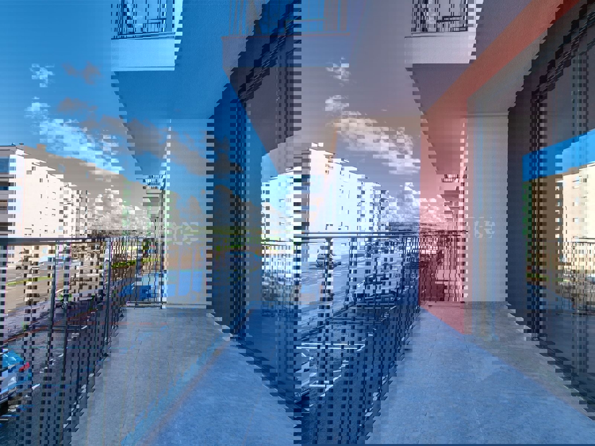 ISTRIA, Umago - appartamento con ampio balcone (10,22 m²), 1. piano, ASCENSORE!