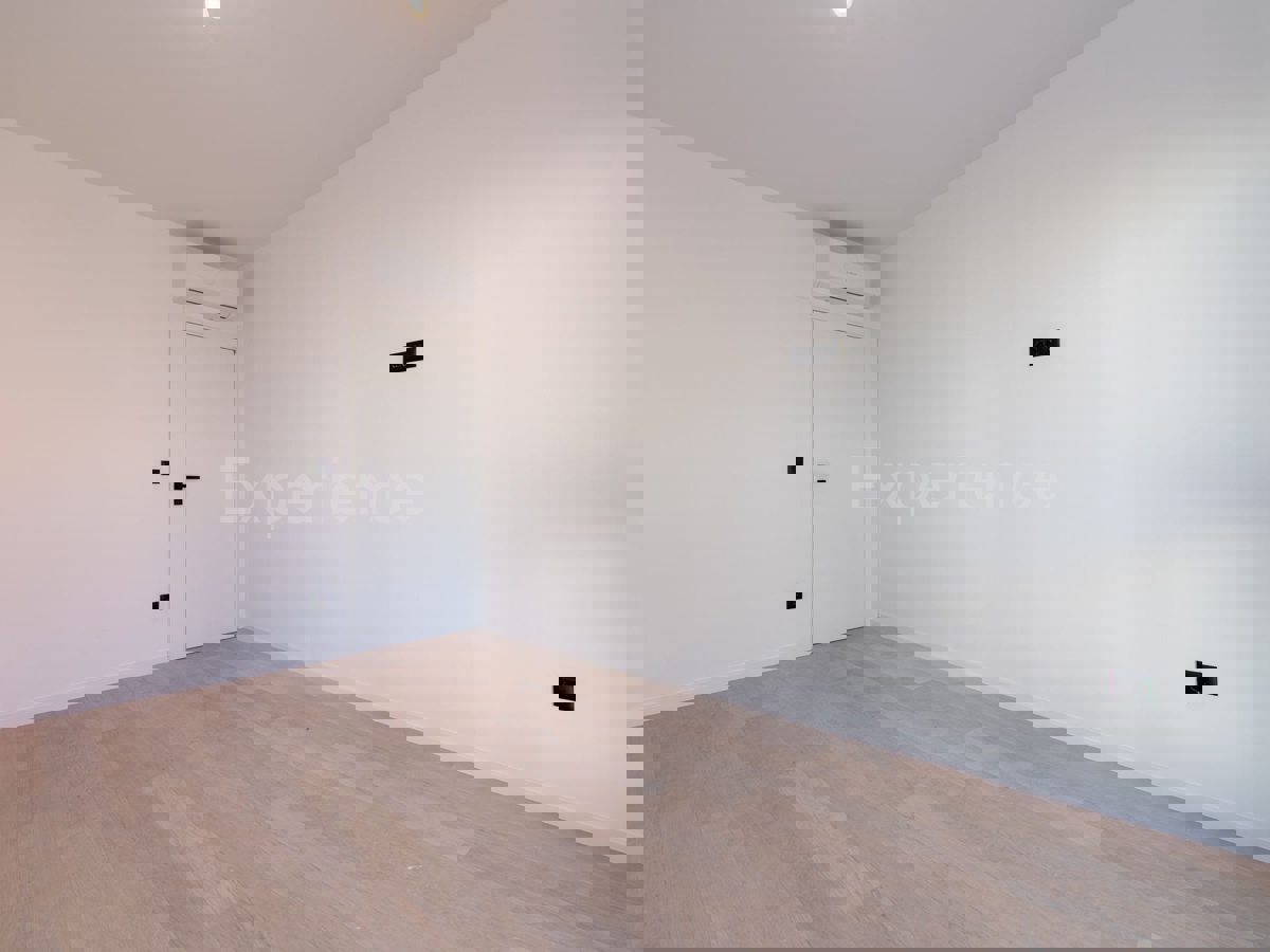 ISTRIA, Umago - appartamento con ampio balcone (10,22 m²), 1. piano, ASCENSORE!