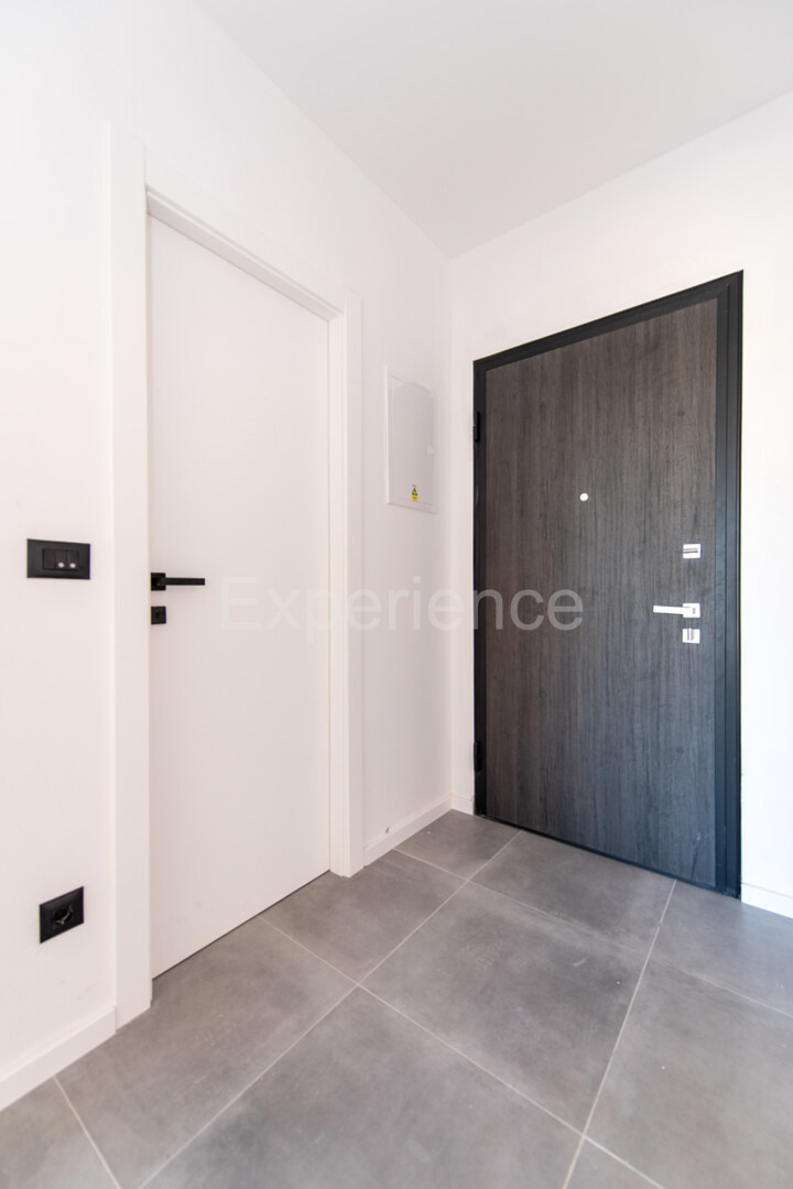 ISTRIA, Umago - appartamento con ampio balcone (10,22 m²), 1. piano, ASCENSORE!