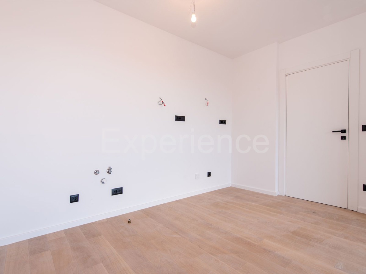 ISTRIA, Umago - appartamento con ampio balcone (10,22 m²), 1. piano, ASCENSORE!