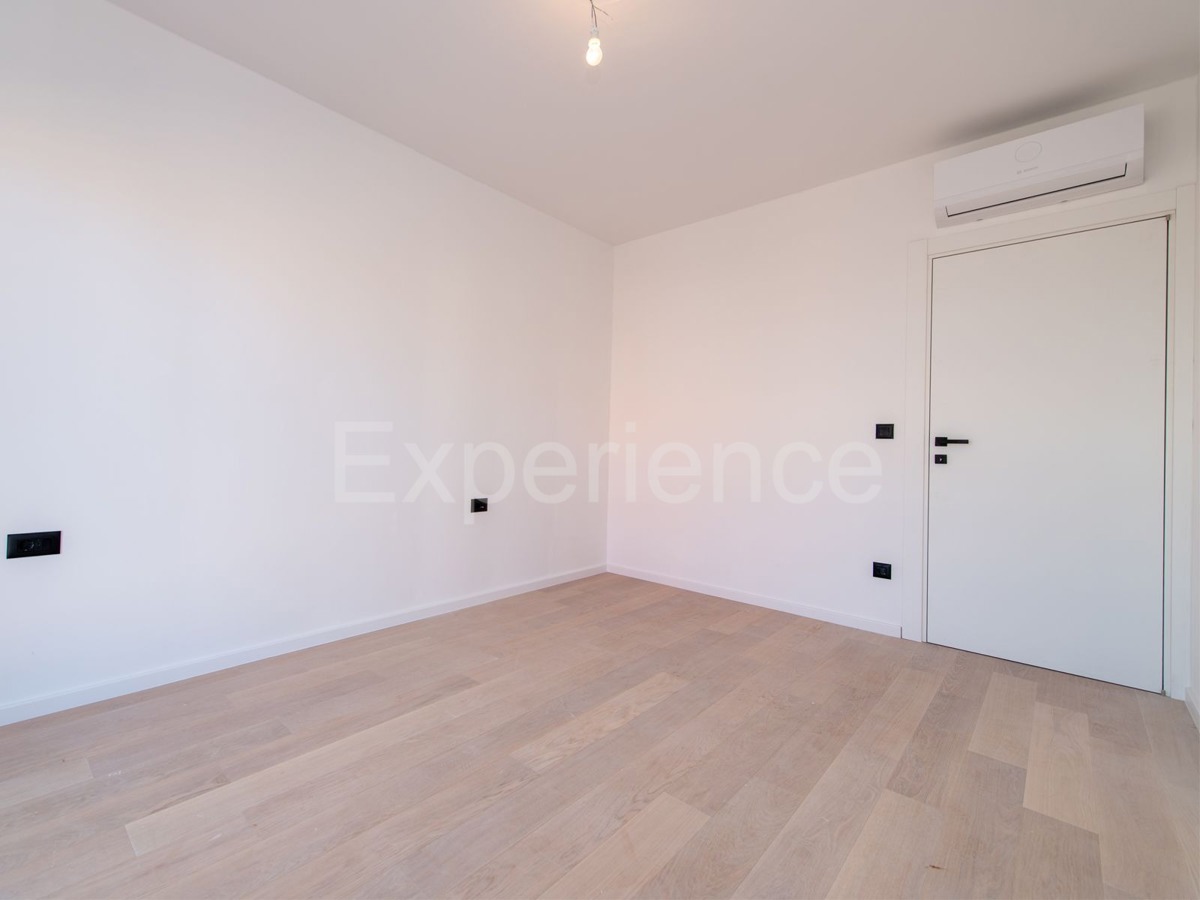 ISTRIA, Umago - appartamento con ampio balcone (10,22 m²), 1. piano, ASCENSORE!