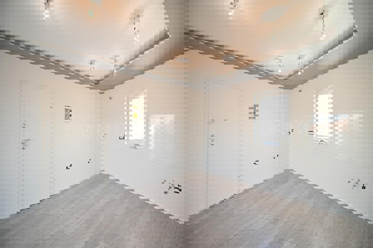 ISTRIA, zona Parenzo – appartamento in un nuovo edificio (58,70 m²), 1. piano