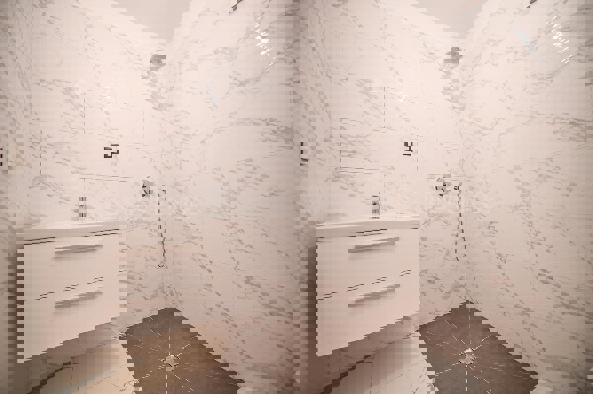 ISTRIA, zona Parenzo – appartamento in un nuovo edificio (58,70 m²), 1. piano