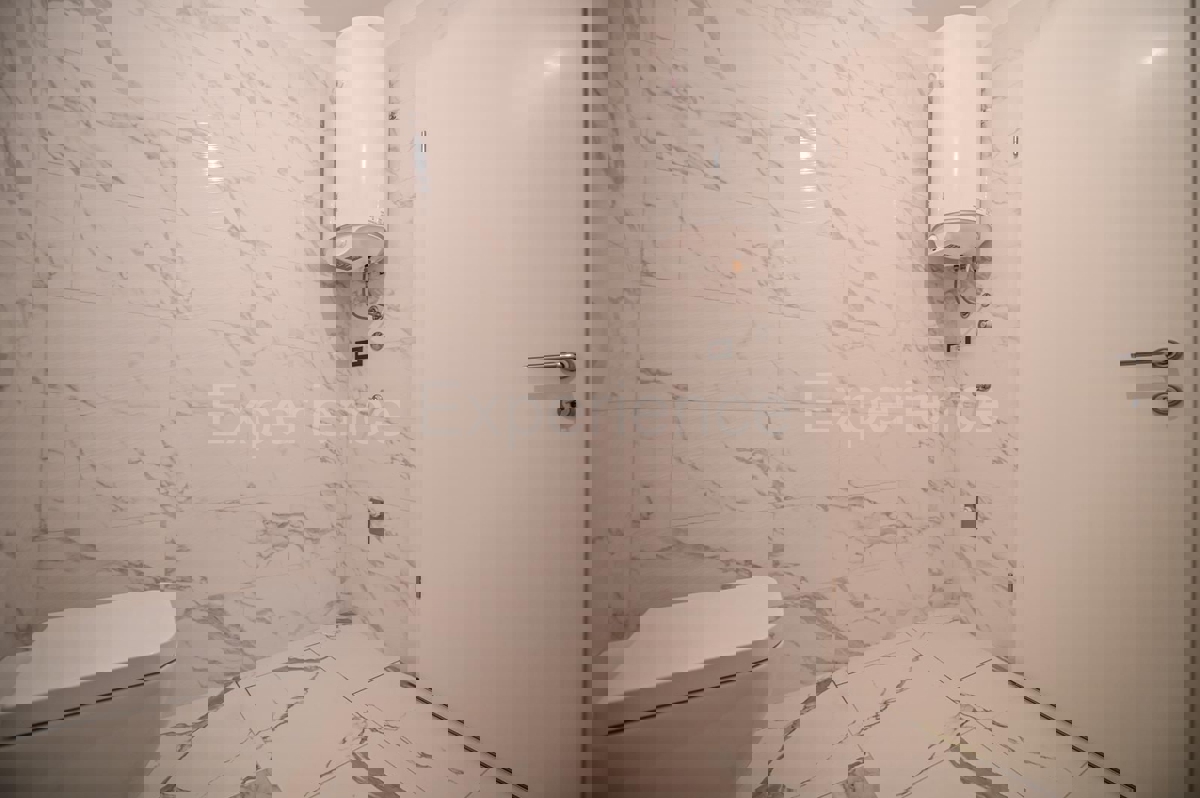 ISTRIA, zona Parenzo – appartamento in un nuovo edificio (58,70 m²), 1. piano