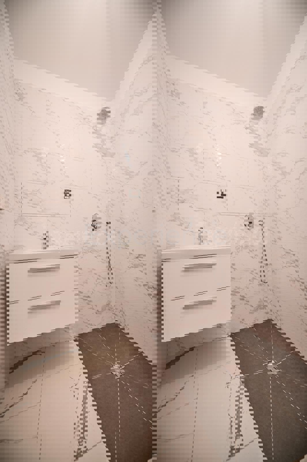 ISTRIA, zona Parenzo – appartamento in un nuovo edificio (58,70 m²), 1. piano