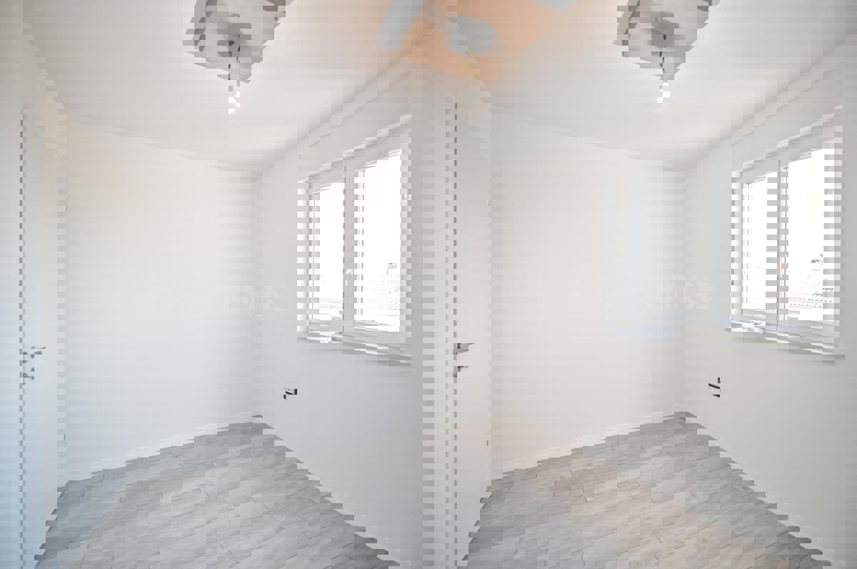 ISTRIA, zona Parenzo – appartamento in un nuovo edificio (58,70 m²), 1. piano