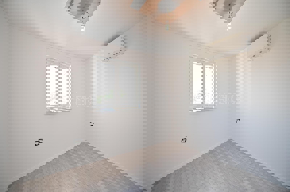 ISTRIA, zona Parenzo – appartamento in un nuovo edificio (58,70 m²), 1. piano