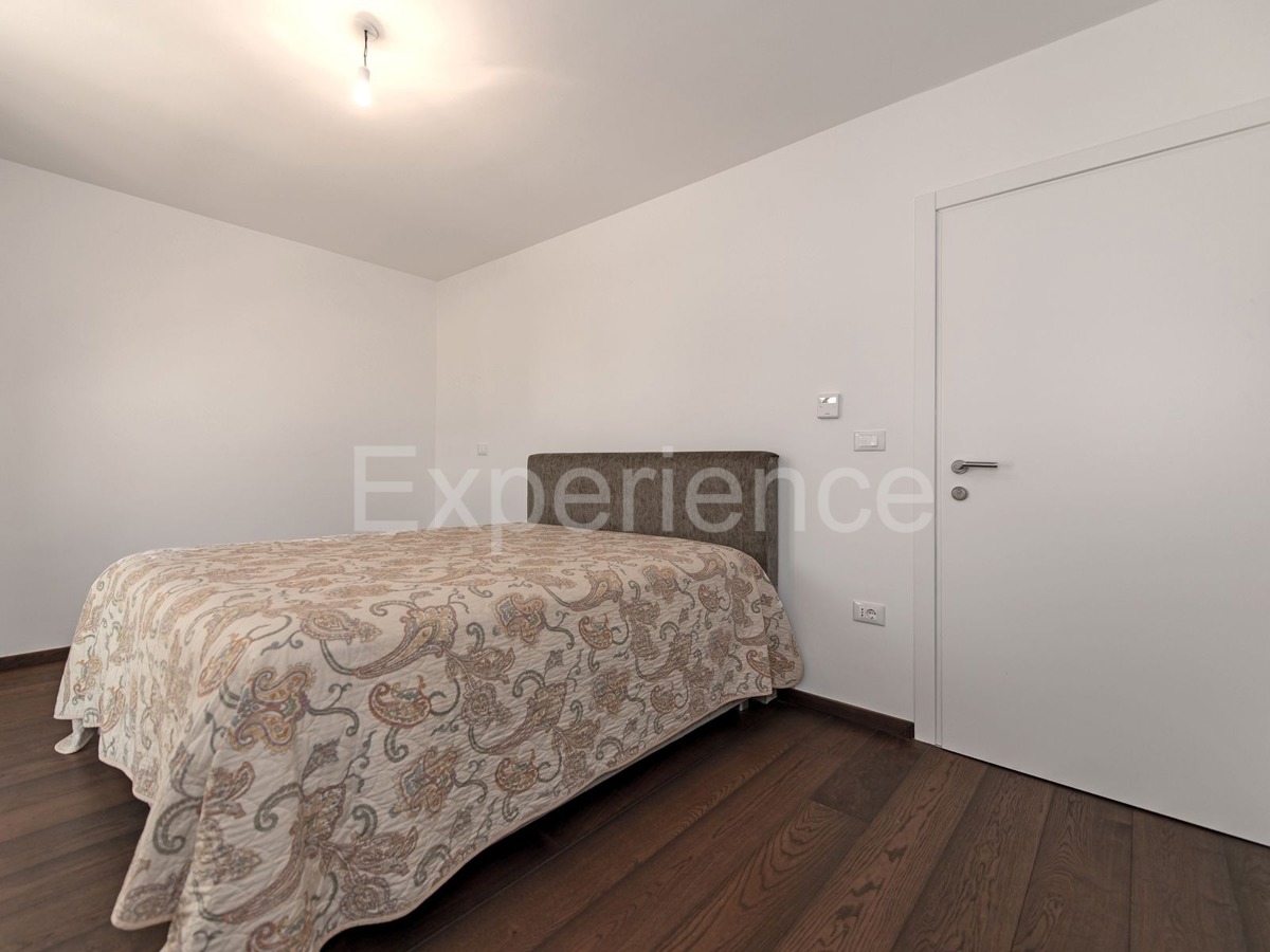 Appartamento di lusso con garage – a soli 350 m dalla spiaggia e dal centro di Parenzo!