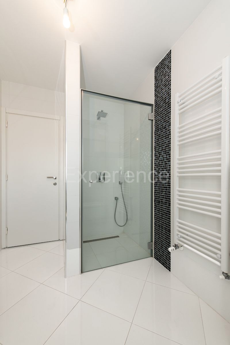 Appartamento di lusso con garage – a soli 350 m dalla spiaggia e dal centro di Parenzo!