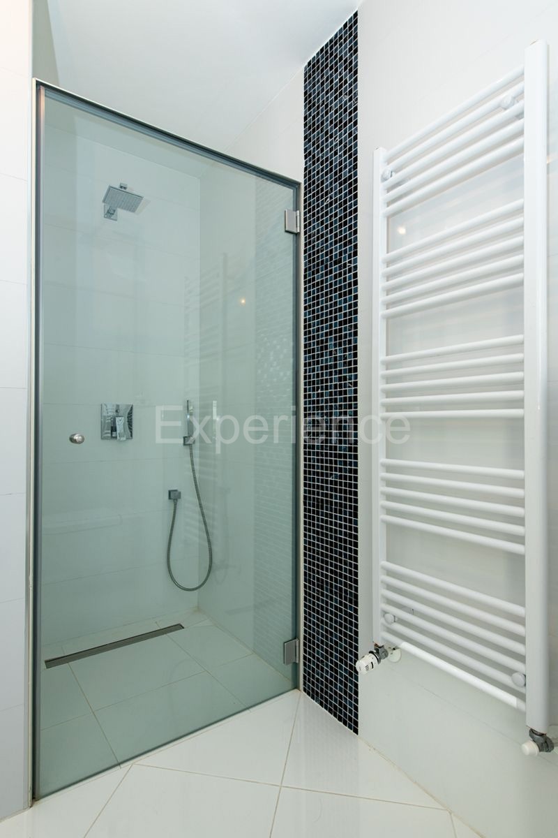 Appartamento di lusso con garage – a soli 350 m dalla spiaggia e dal centro di Parenzo!